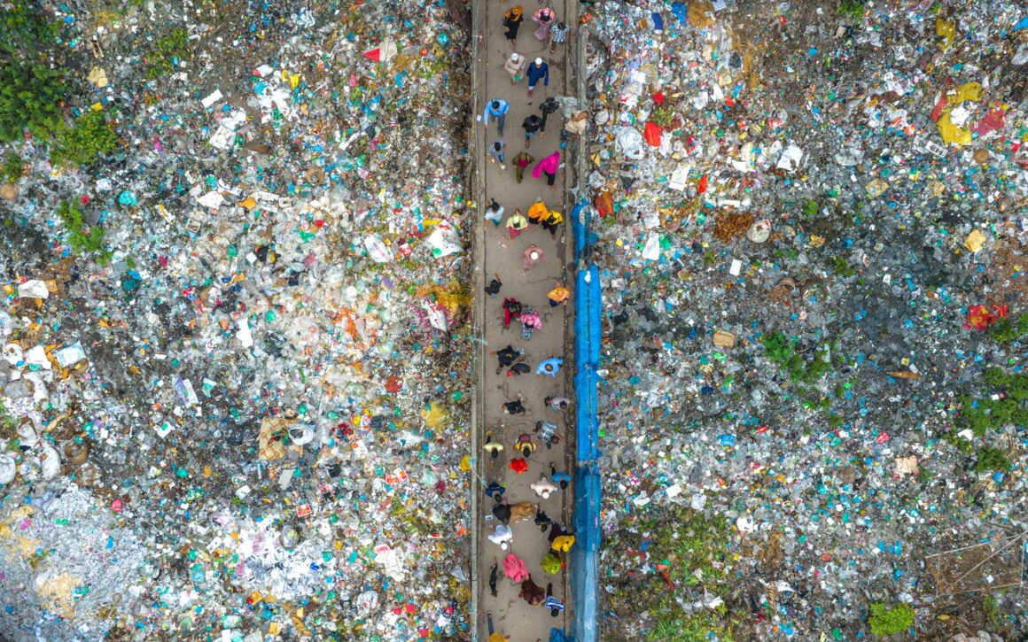 2023 Yılın Çevre Fotoğrafçısı (EPOTY) 7 Walk Through Trash Jahid Apu