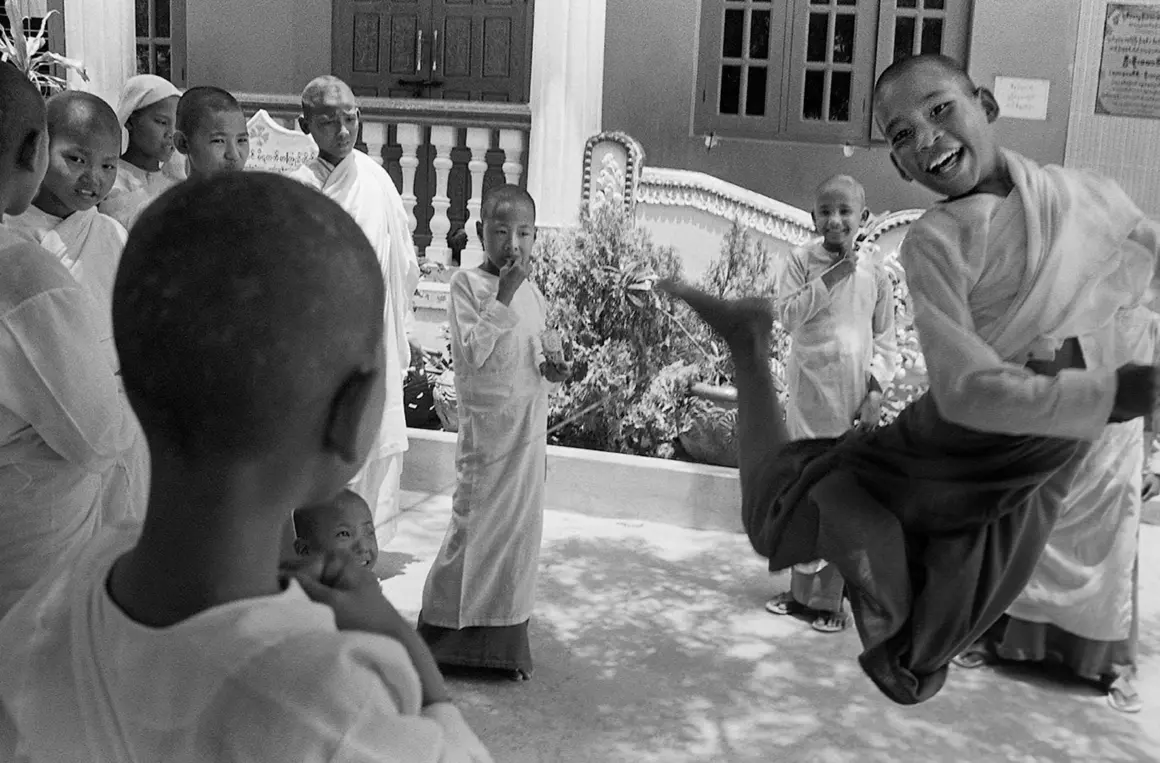 Andy Summers: The Police Gitaristi ve Yetenekli Fotoğrafçı 10 Young monks©Andy Summers