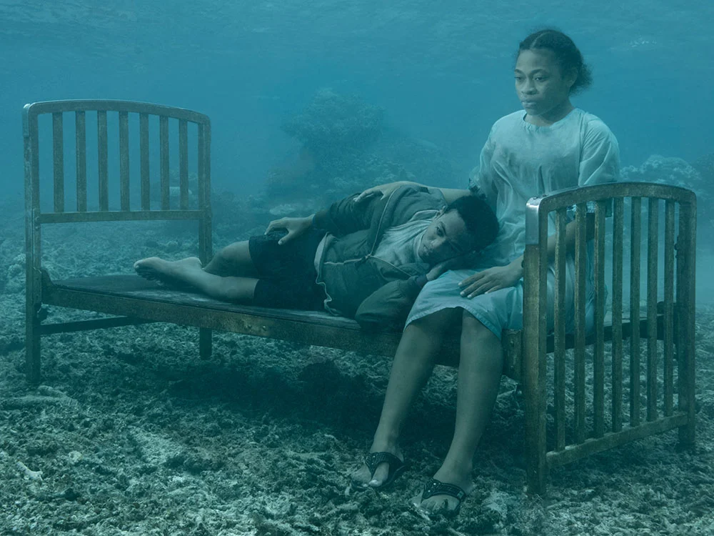 Nick Brandt : SINK / RISE 5 Serafina and Keanan on Bed Fiji 2023jpg