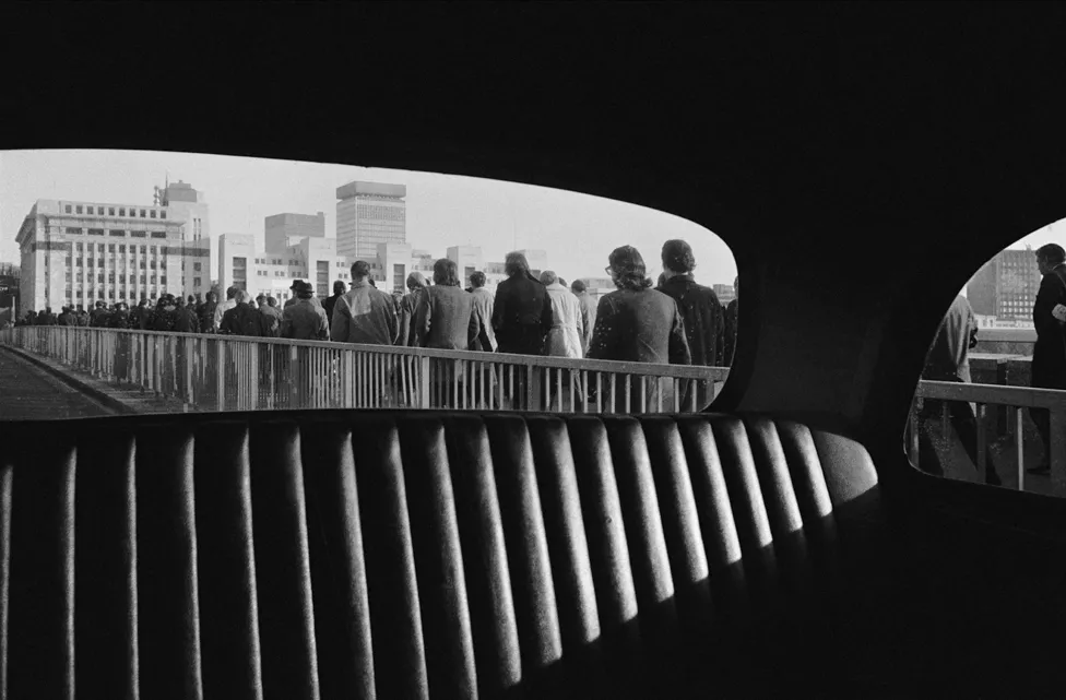 132500144 rush hour london bridge 1974.jpg