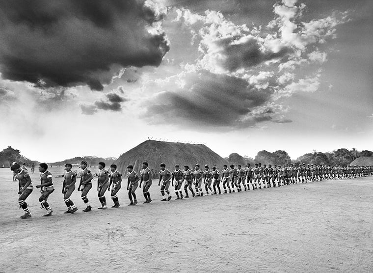 Sebastiao Salgado Sahadan Emekli Olduğunu Duyurdu 2 Kuikuro warriors Xingu Indigenous Territory State of Mato Grosso 2005