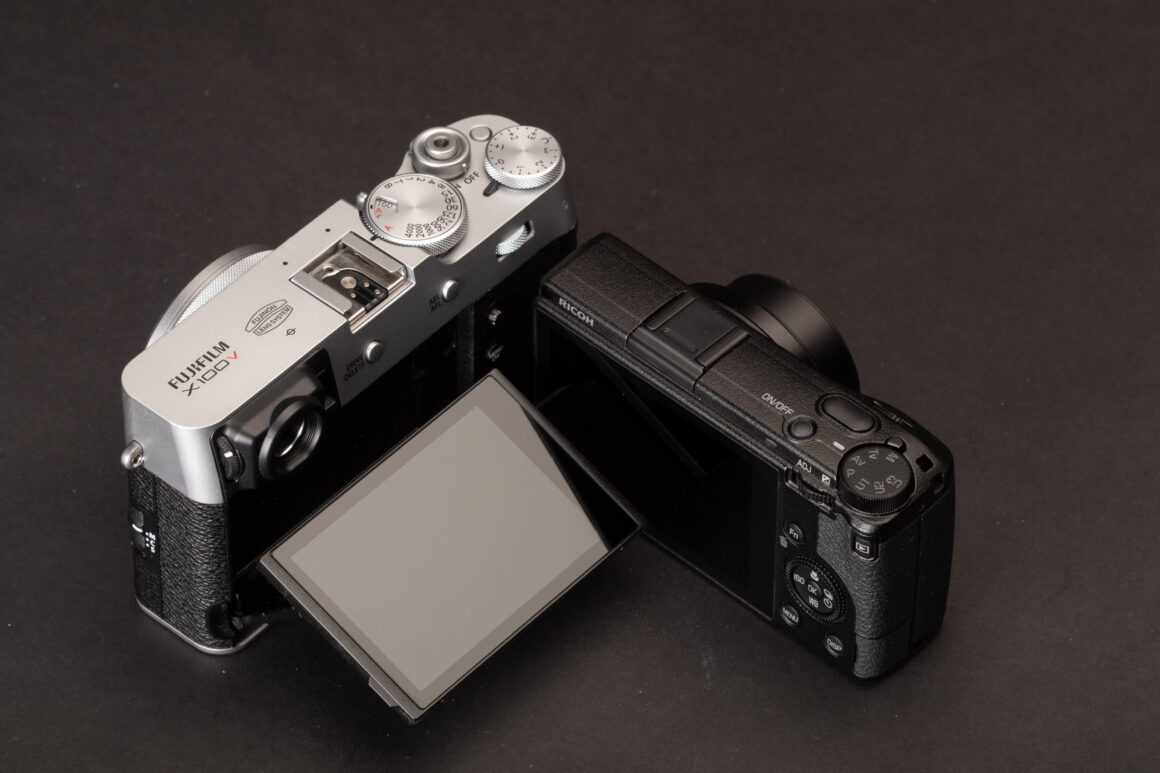 Ricoh GRIIIx vs Fujifilm X100V screens