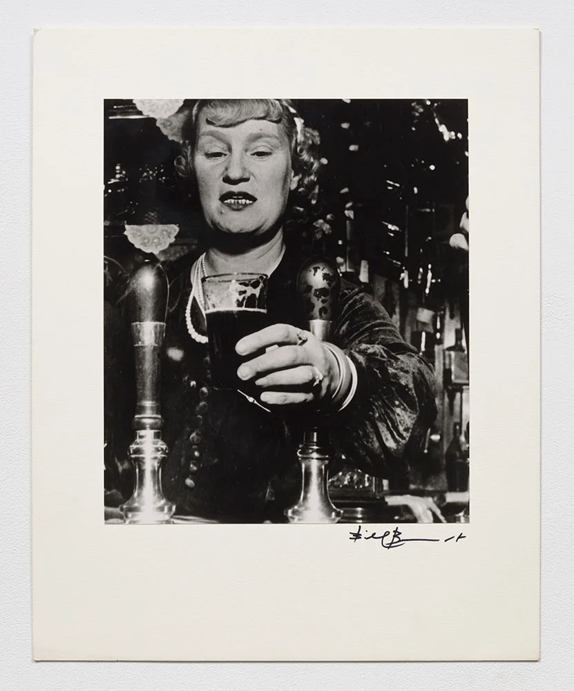 İkonik Fotoğrafçıların Yakaladığı New York, Paris ve Londra'da Gece Hayatı 7 Brandt Barmaid at the Crooked Billet Tower Hill 1939