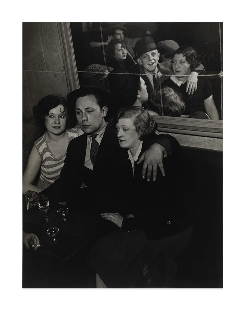 Brassai Groupe joyeux au bal musette de Quatre Saisons 1932