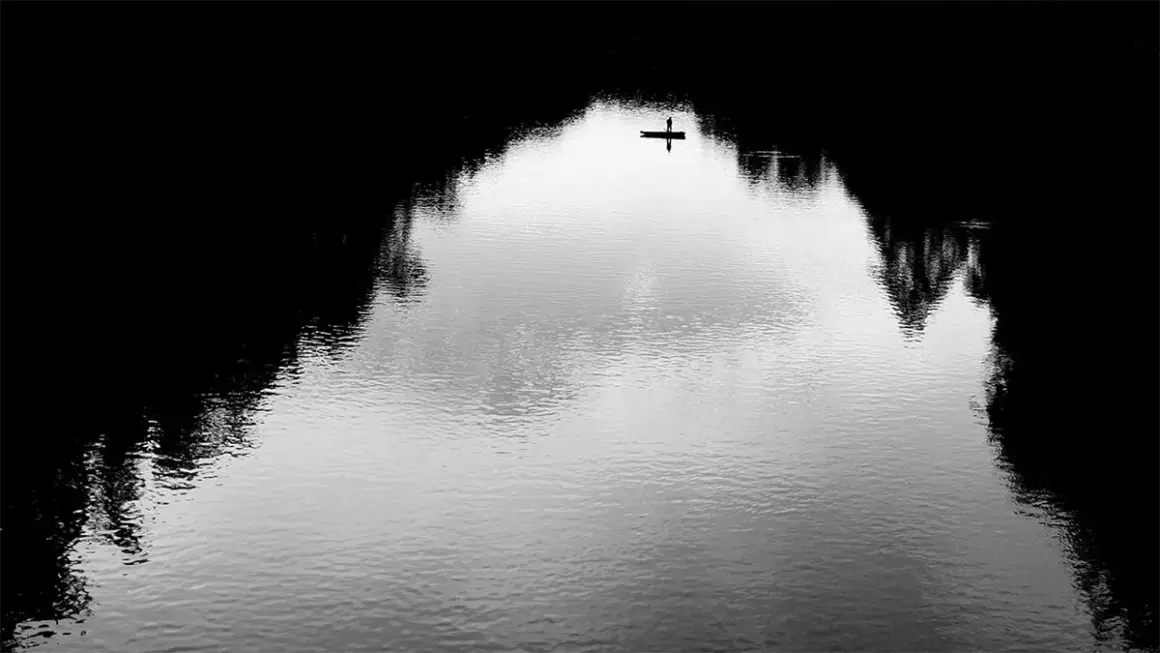 2024 Siyah Beyaz Minimalist Fotoğraf Ödülü 15 Fisherman by Roman Konig