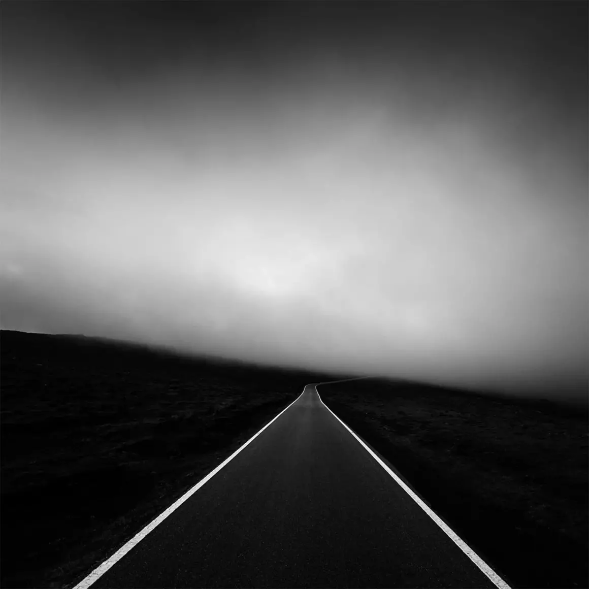 2024 Siyah Beyaz Minimalist Fotoğraf Ödülü 4 On top of Serra da Capelada by Alexandre Caetano