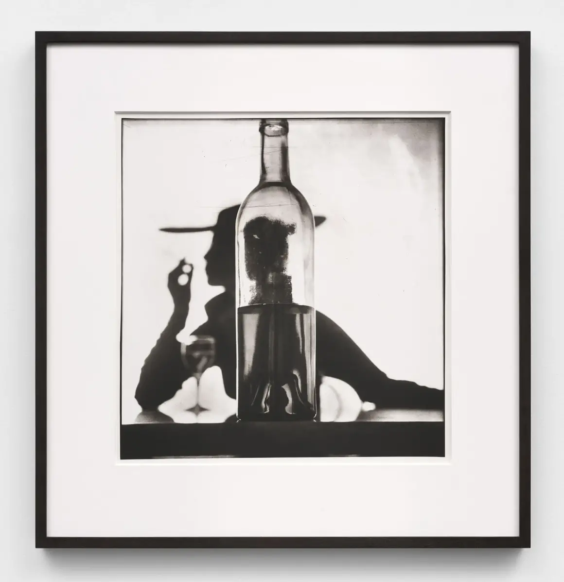 İkonik Fotoğrafçıların Yakaladığı New York, Paris ve Londra'da Gece Hayatı 13 PENN Irving Girl Behind Bottle Jean Patchett New York 1949 1 33 1978