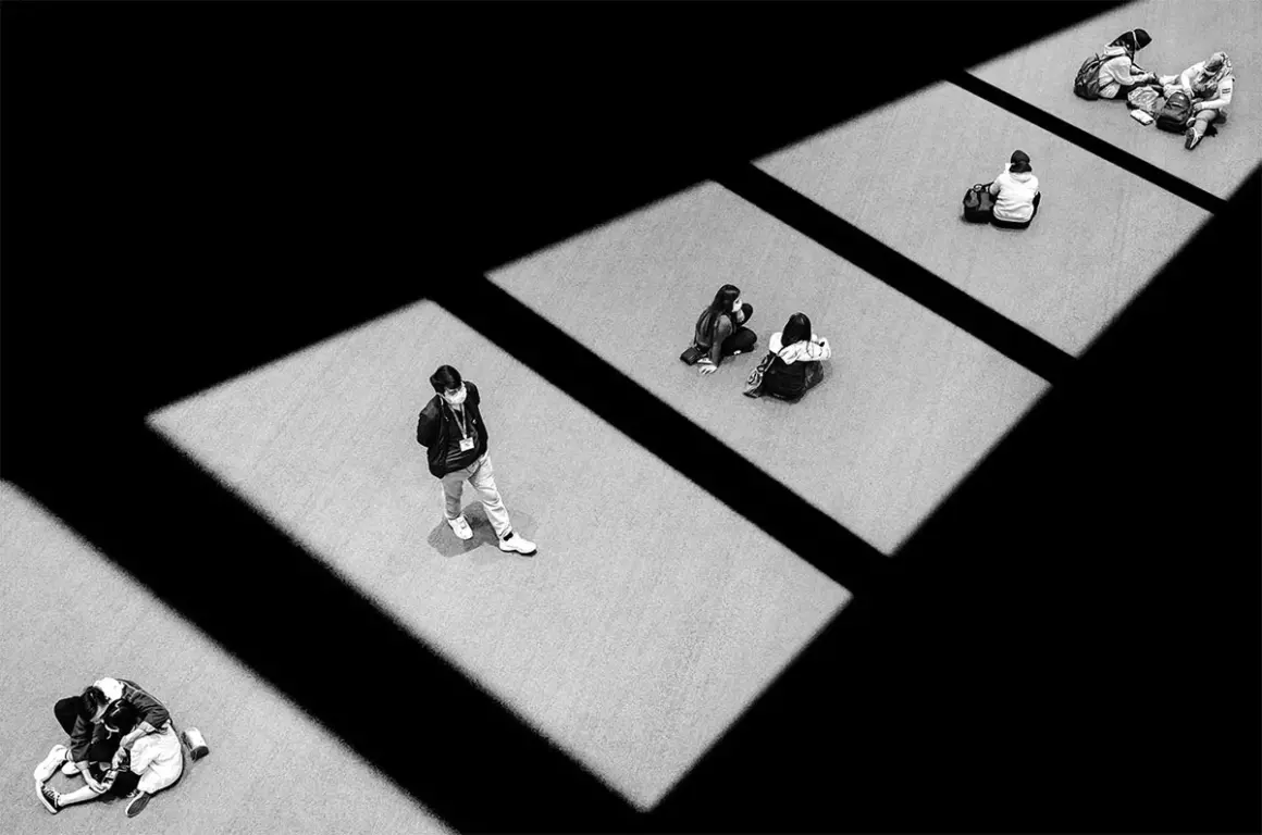 2024 Siyah Beyaz Minimalist Fotoğraf Ödülü 5 Social Distancing by Jason Au
