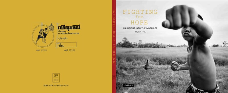 Lord K2'nin Fighting for Hope fotoğraf kitabının sarı arka kapağı ile yumruğunu kameraya uzatan çocuğun bulunduğu ön kapağı