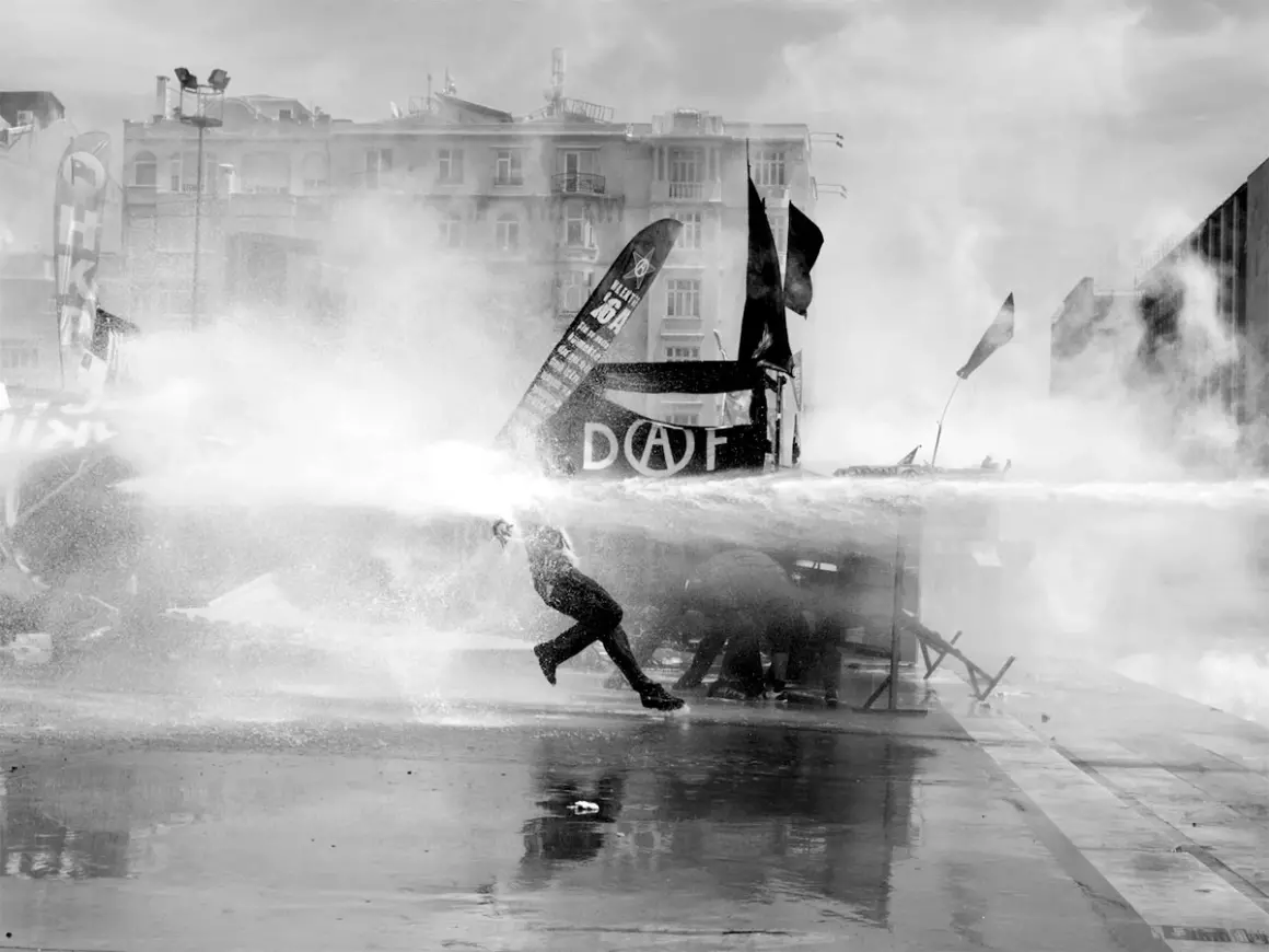Foto Muhabiri Gabriele Micalizzi Savaşa Yakınlaşıyor ve Kişiselleşiyor 8 © Gabriele Micalizzi Action 1 Istanbul Turkey 2013 Courtesy of 29 ARTS IN PROGRESS gallery WEB