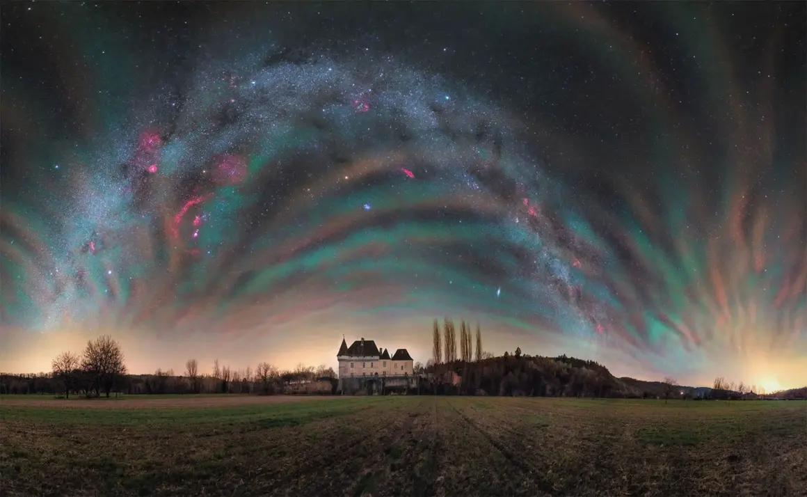Yılın Samanyolu Fotoğrafçısı 2024'den 15 Güzel Fotoğraf 6 ATMOSPHERIC FIREWORKS – JULIEN LOOTEN