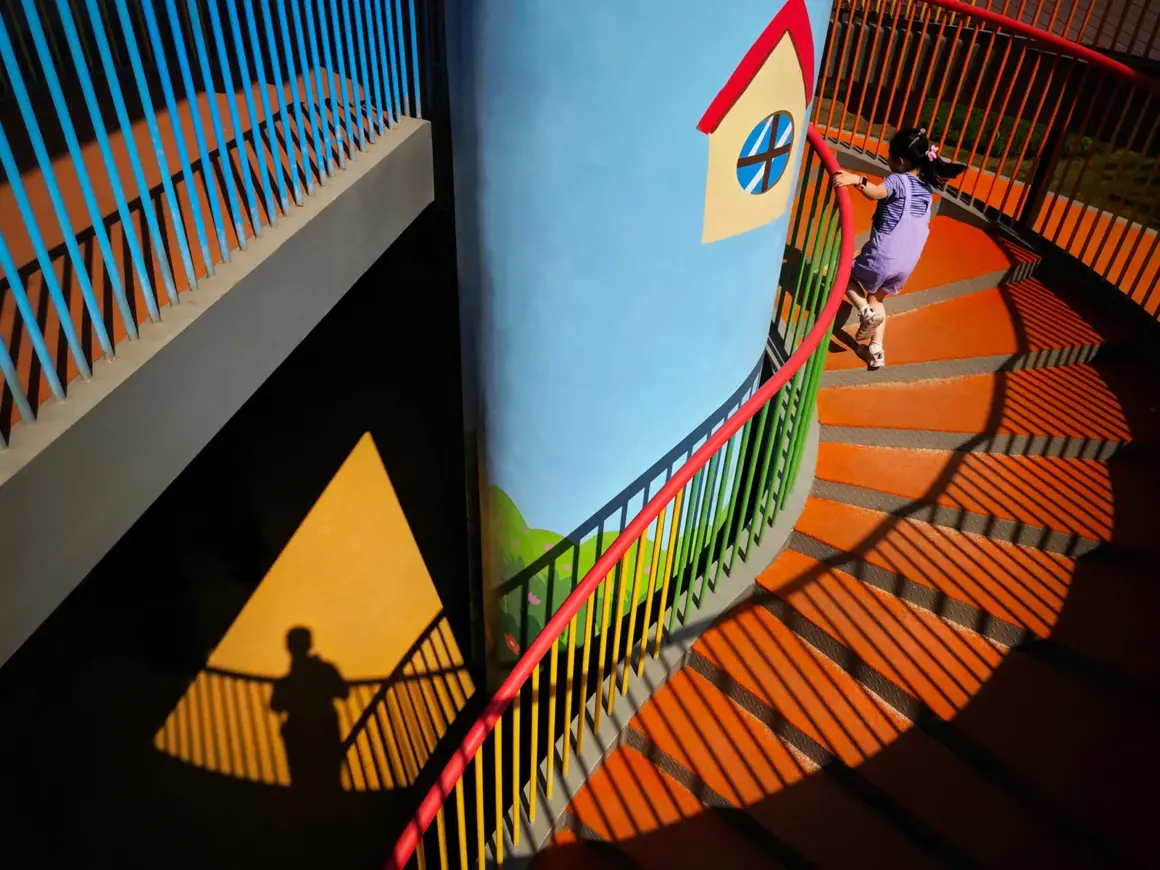 13. Geleneksel Mobil Fotoğrafçılık Ödülleri'nin Çarpıcı Kazananları 19 Chang Nianzu Street Photography Playground Xiaomi13Pro