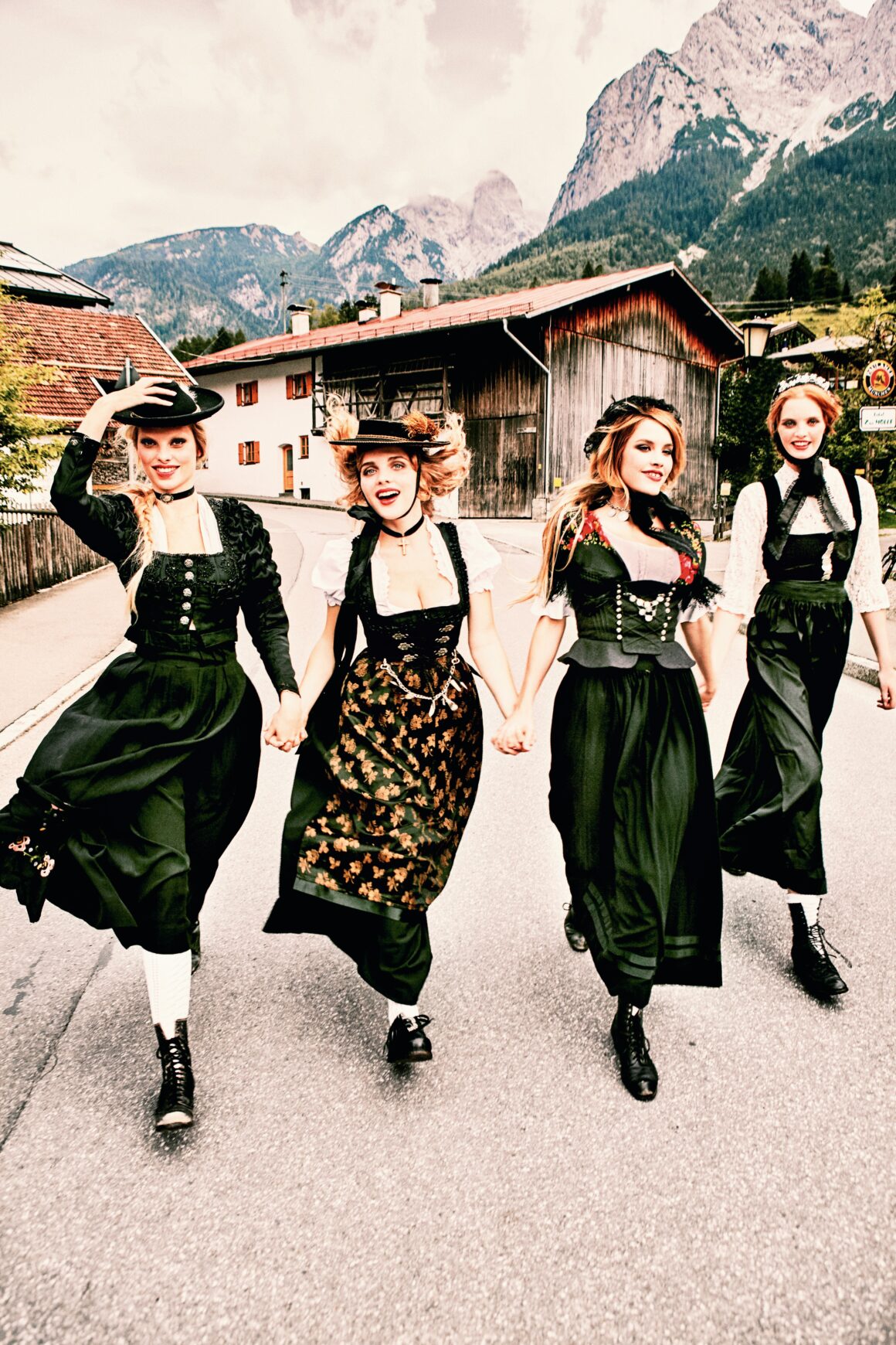 Ellen von Unwerth'ın yeni fotoğraf kitabı Bavyera 2 Ellen von Unwerthin yeni fotograf kitabi Bavyera 001
