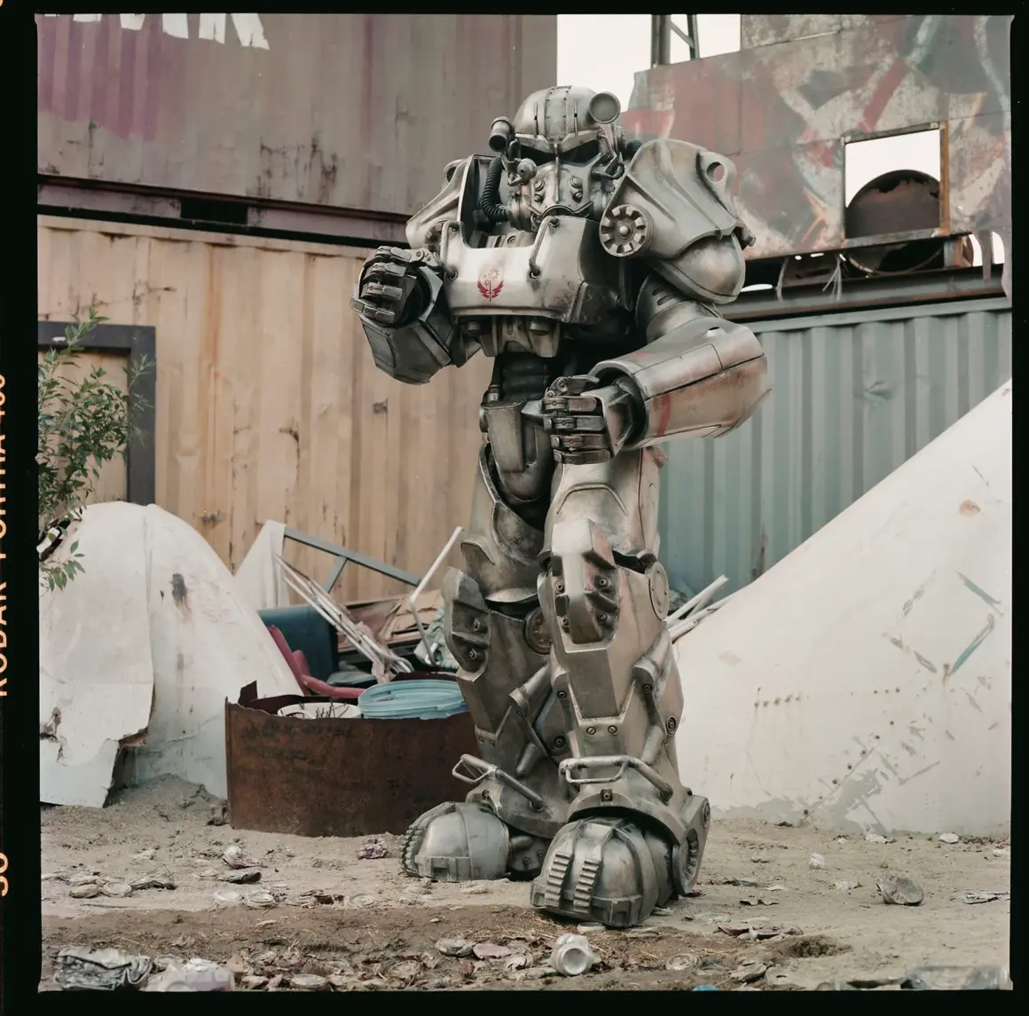 Fallout'un Orta Format Set Fotoğrafları 4 HNDO S1 FS 102 WHIJOJ 00044Rv2