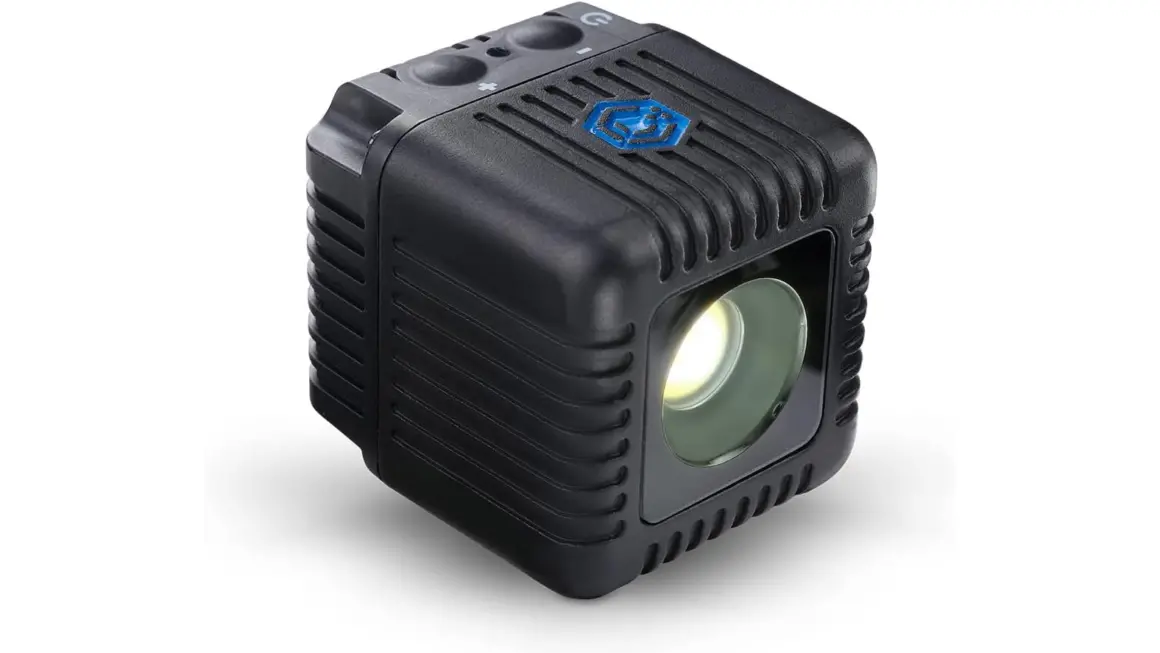 Newo Ikkin, çantasındaki gizli silahları ortaya çıkardı 7 Lume Cube 2.0 LED