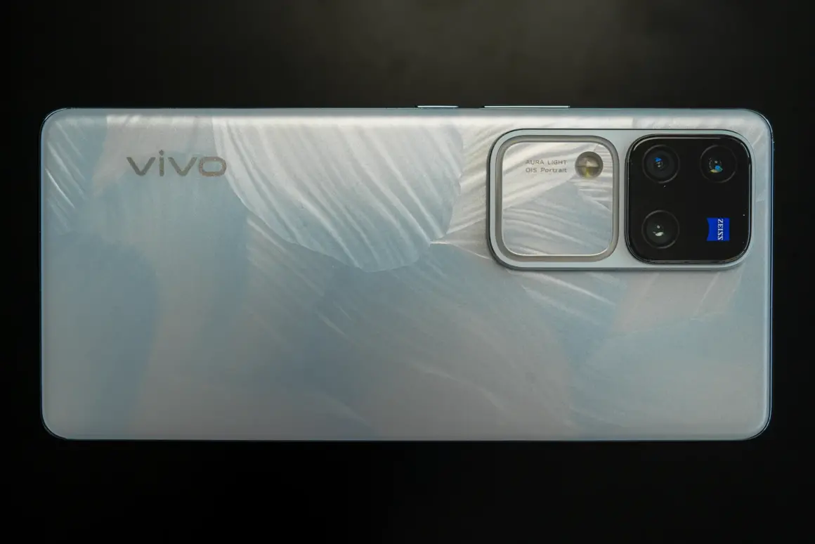Vivo V30 Pro İncelemesi 2 Vivo V30 Pro back