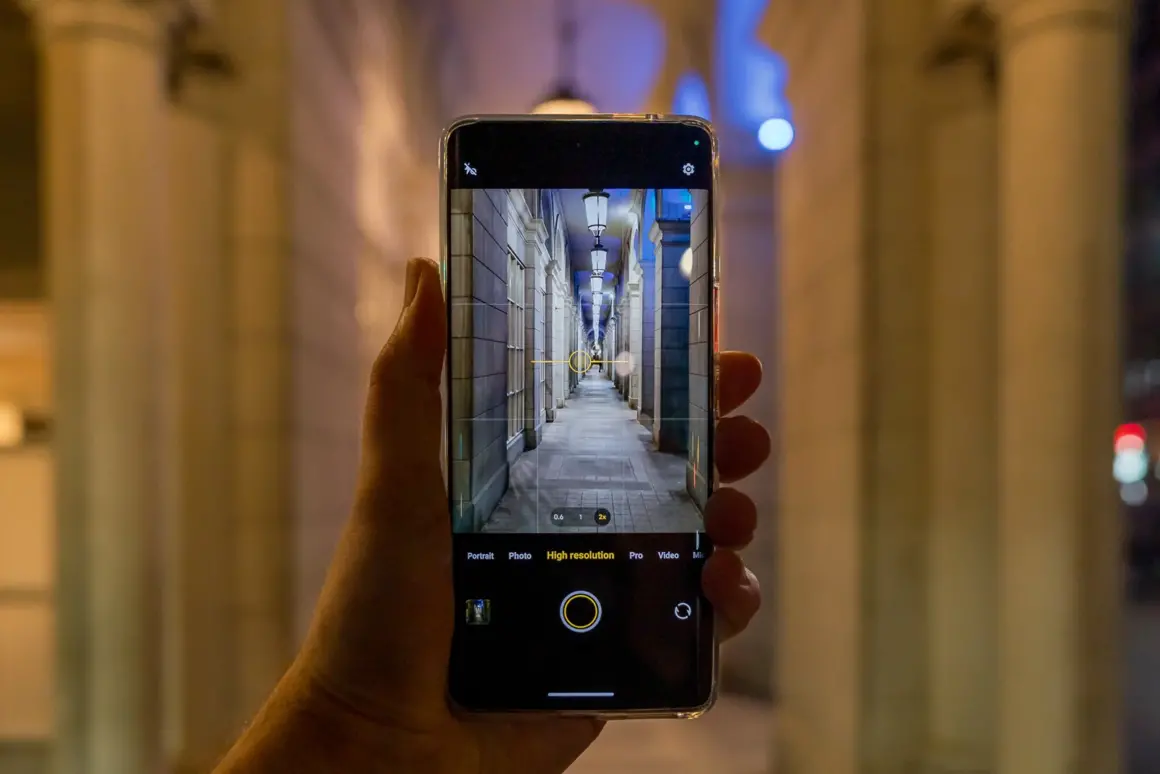 Vivo V30 Pro İncelemesi 3 Vivo V30 Pro take photo upright