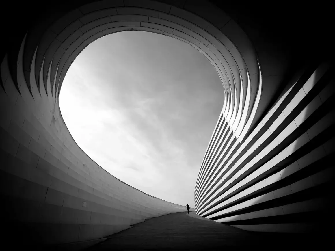13. Geleneksel Mobil Fotoğrafçılık Ödülleri'nin Çarpıcı Kazananları 11 Wei Wei Archtecture Design The Void Xiaomi13Ultra1