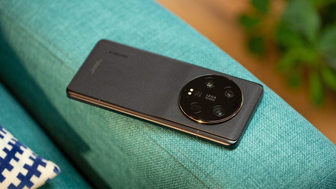 Xiaomi 14 Ultra vs Xiaomi 13 Ultra 5 Xiaomi 13 Ultra Black 1