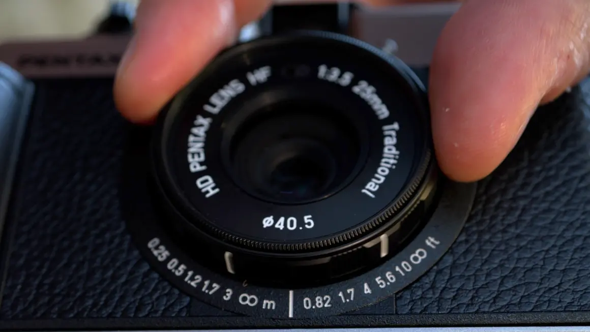 Pentax 17 İncelemesi 12 Pentax 17 Distance scale