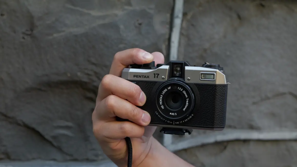 Pentax 17 İncelemesi 8 Pentax 17 In Hand