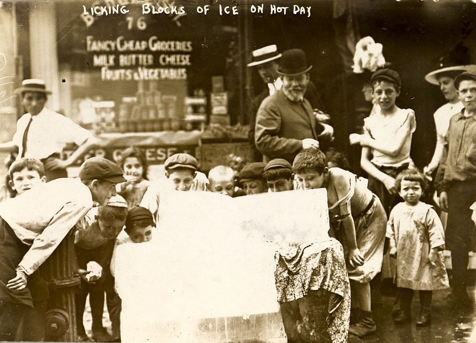 1911'den Fotoğraflar New York'un Ölümcül Sıcak Hava Dalgasıyla Mücadelesini Gösteriyor 4 1911den Fotograflar New Yorkun Olumcul Sicak Hava Dalgasiyla Mucadelesini Gosteriyor 003