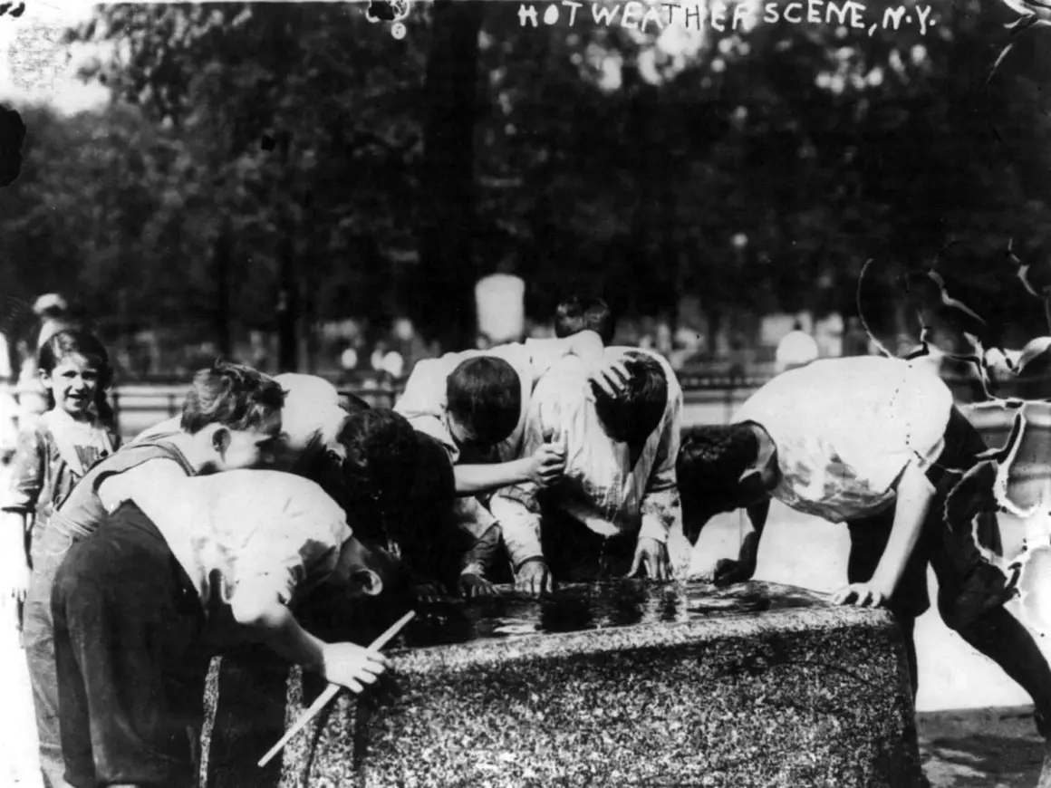 1911'den Fotoğraflar New York'un Ölümcül Sıcak Hava Dalgasıyla Mücadelesini Gösteriyor 17 1911den Fotograflar New Yorkun Olumcul Sicak Hava Dalgasiyla Mucadelesini Gosteriyor 015