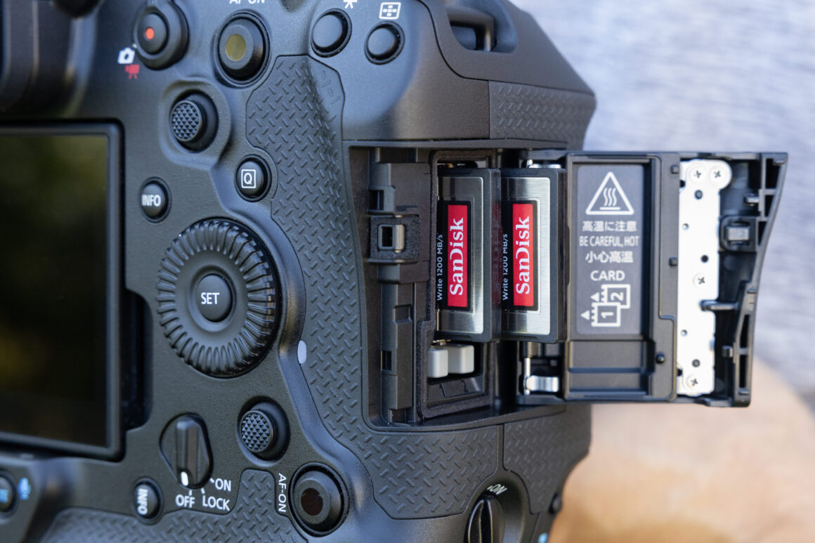 Canon EOS R1 ilk incelemesi 15 Canon EOS R1 Card Slots