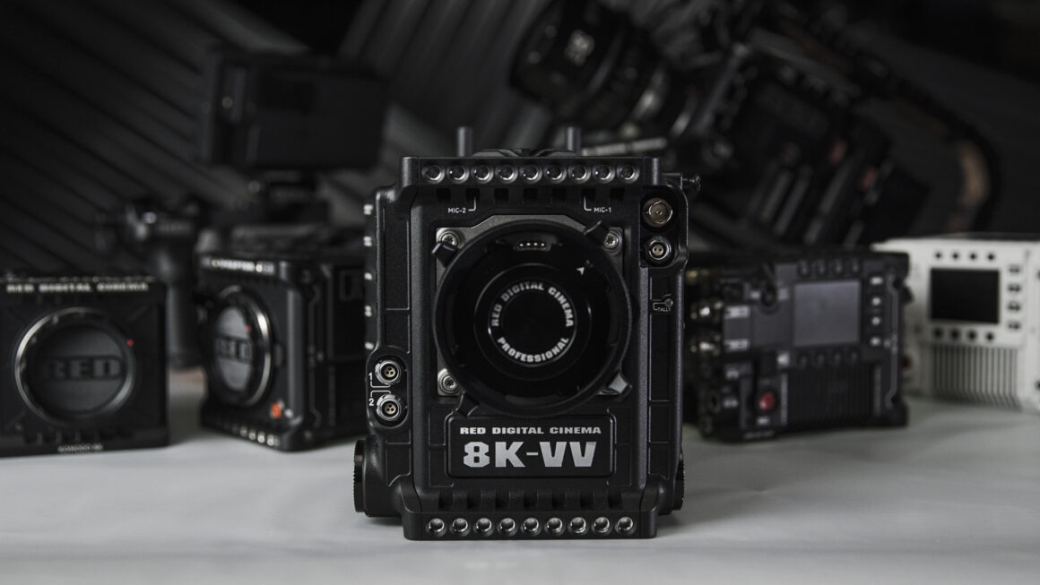 Nikon röportajı: "En son teknolojinin ürünlerimize dahil edilmesi gerekiyor" 4 V RAPTOR XL Selects Camera w Family Bckgrnd