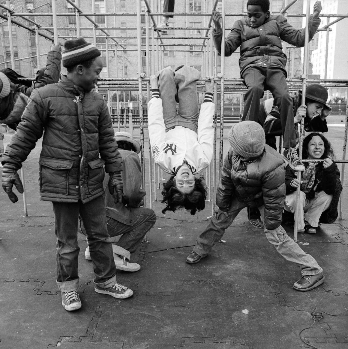 Meryl Meisler'in Eğlenceli Fotoğrafları 7 Meryl Meisler Street Walker 10 of 191980 0309 80 6 NYC JungleGym ElaineLeslie GoddardRiversidePlayground1500px
