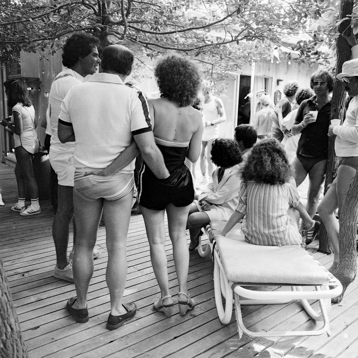 Meryl Meisler'in Eğlenceli Fotoğrafları 9 Meryl Meisler Street Walker 13 of 191978 07 131a FireIslandPines handInPants1500px