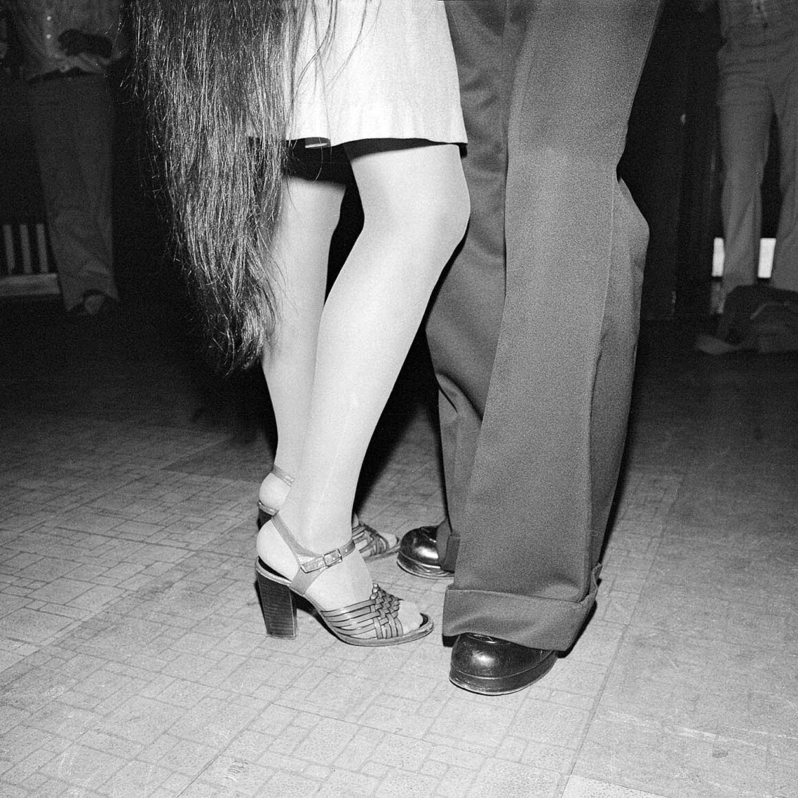 Meryl Meisler'in Eğlenceli Fotoğrafları 10 Meryl Meisler Street Walker 14 of 191978 08 WI madison goingMyWay longHair bellBottoms slowDance fpo1500x
