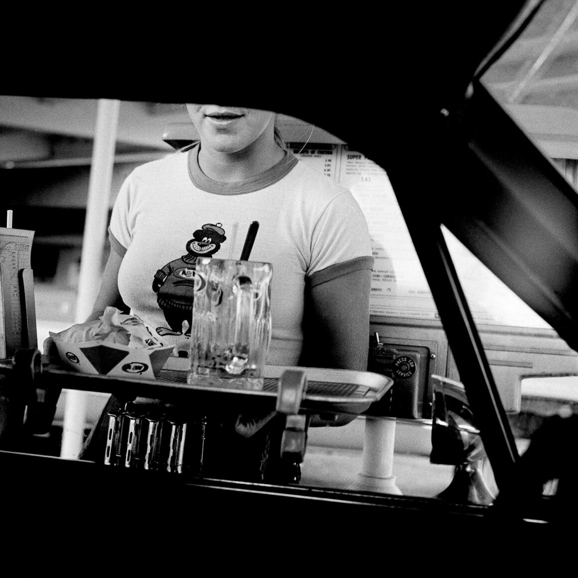 Meryl Meisler'in Eğlenceli Fotoğrafları 2 Meryl Meisler Street Walker 2 of 191979 08 151 5 SF tripNorth AW Rootbeer waitress carWindow1500x