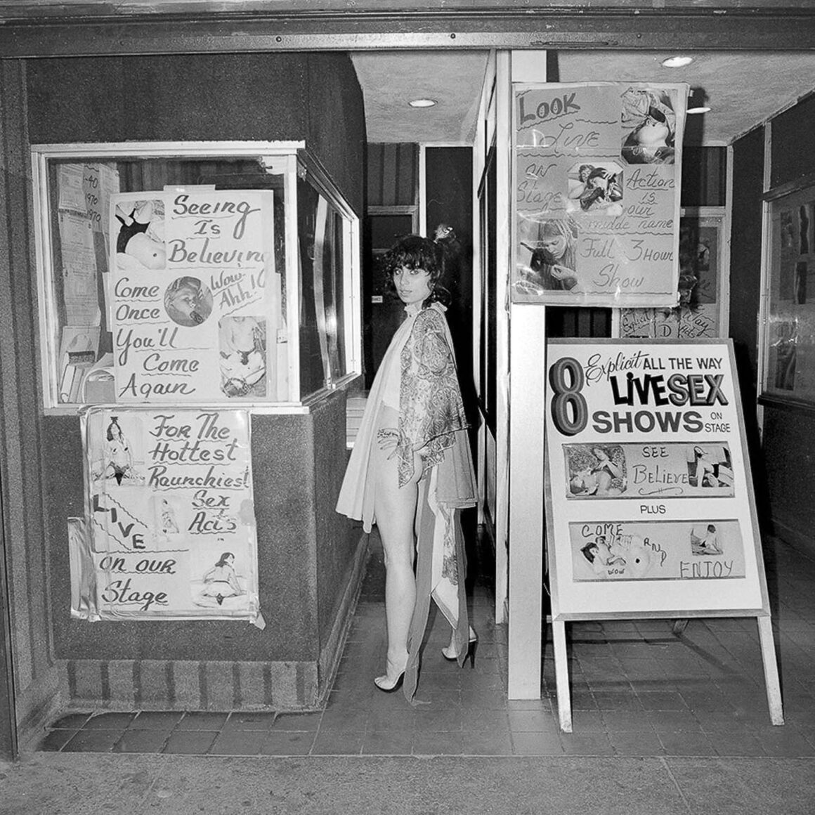 Meryl Meisler'in Eğlenceli Fotoğrafları 3 Meryl Meisler Street Walker 3 of 1978 06 42st live shows fpo1500x1500x
