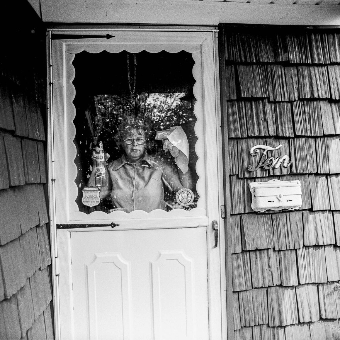 Meryl Meisler'in Eğlenceli Fotoğrafları 5 Meryl Meisler Street Walker 8 of 191976 08 221 LI NMassapequa MarionCleaningDoorWindow 1500px