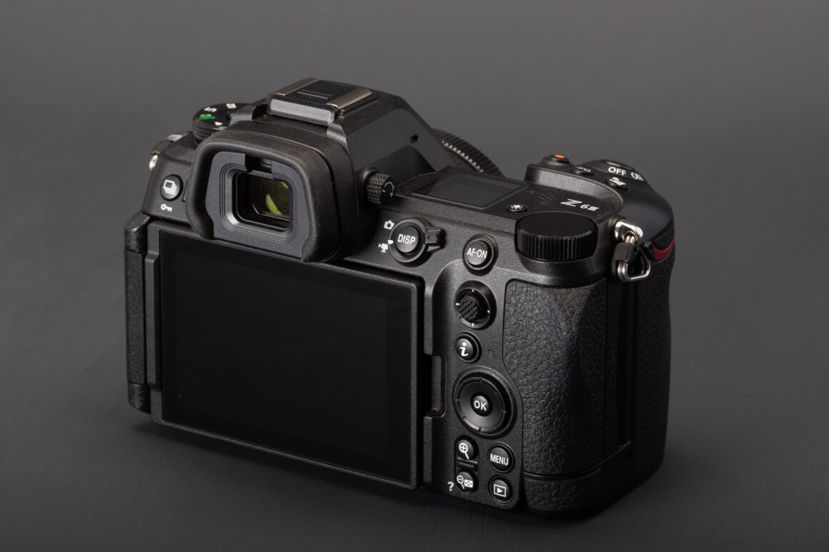 Nikon Z6 III ve Nikon Zf 2 Nikon z6iii rear 3qtr