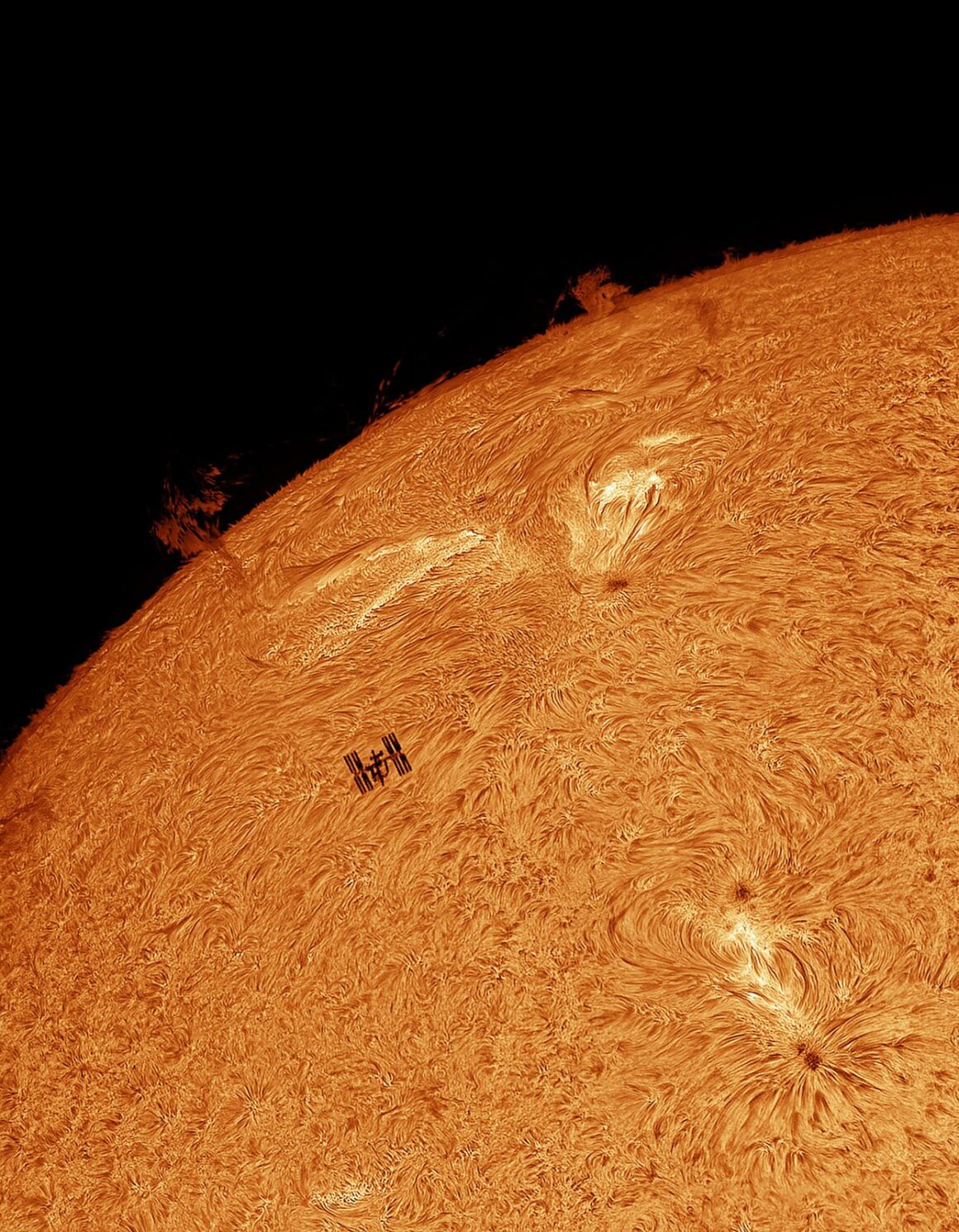 16. Geleneksel Yılın Astronomi Fotoğrafçısı yarışması 2024 9 High Tech Silhouette © Tom Williams