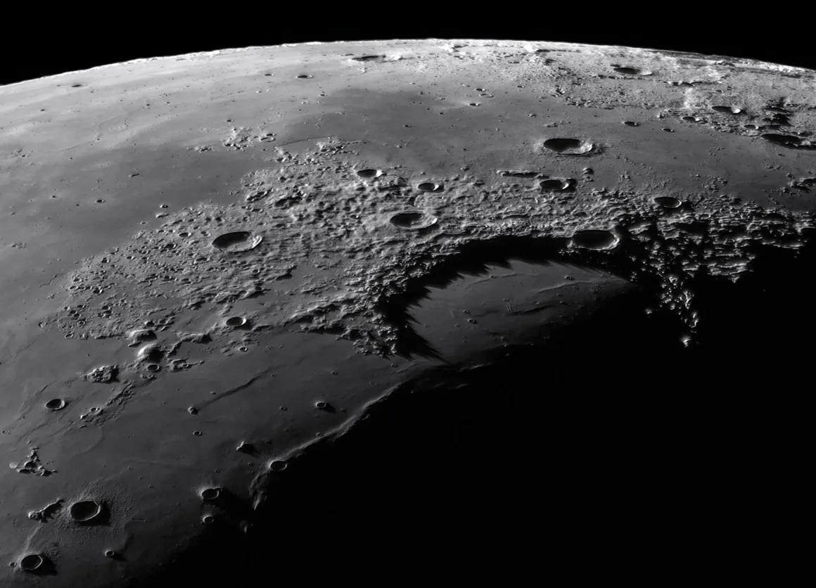 16. Geleneksel Yılın Astronomi Fotoğrafçısı yarışması 2024 7 Shadow peaks of Sinus Iridum © Gabor Balazs