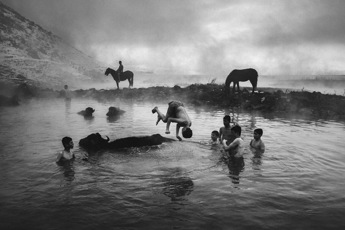 2024 Feature Shoot Emerging Photography Awards 31 The Aquatic Ceremony Yusuf Eminoglu 1 16x24 200DPI