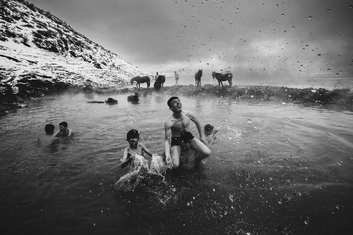 2024 Feature Shoot Emerging Photography Awards 33 The Aquatic Ceremony Yusuf Eminoglu 3 12X18 300DPI