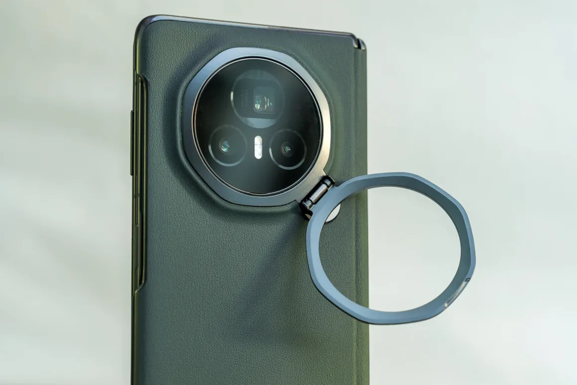 Honor Magic V3 İncelemesi 3 Honor Magic V3 kickstand