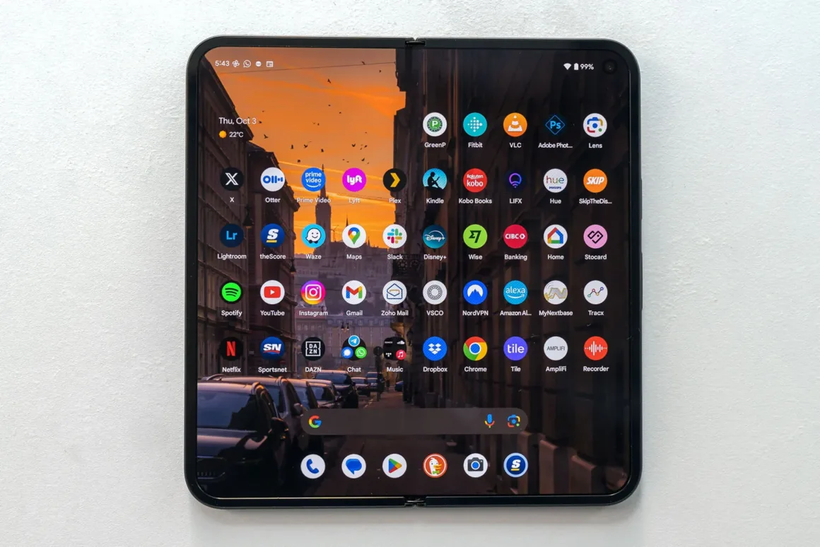 Google Pixel 9 Pro Fold İncelemesi 3 Pixel 9 Pro Fold folded open