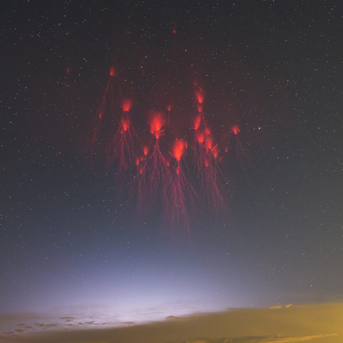 Yılın Hava Fotoğrafçısı Ödülü'nün Muhteşem Kazananları 2024 2 1. WINNER Main Title Sprites Dancing in the Dark Night Xin Wang
