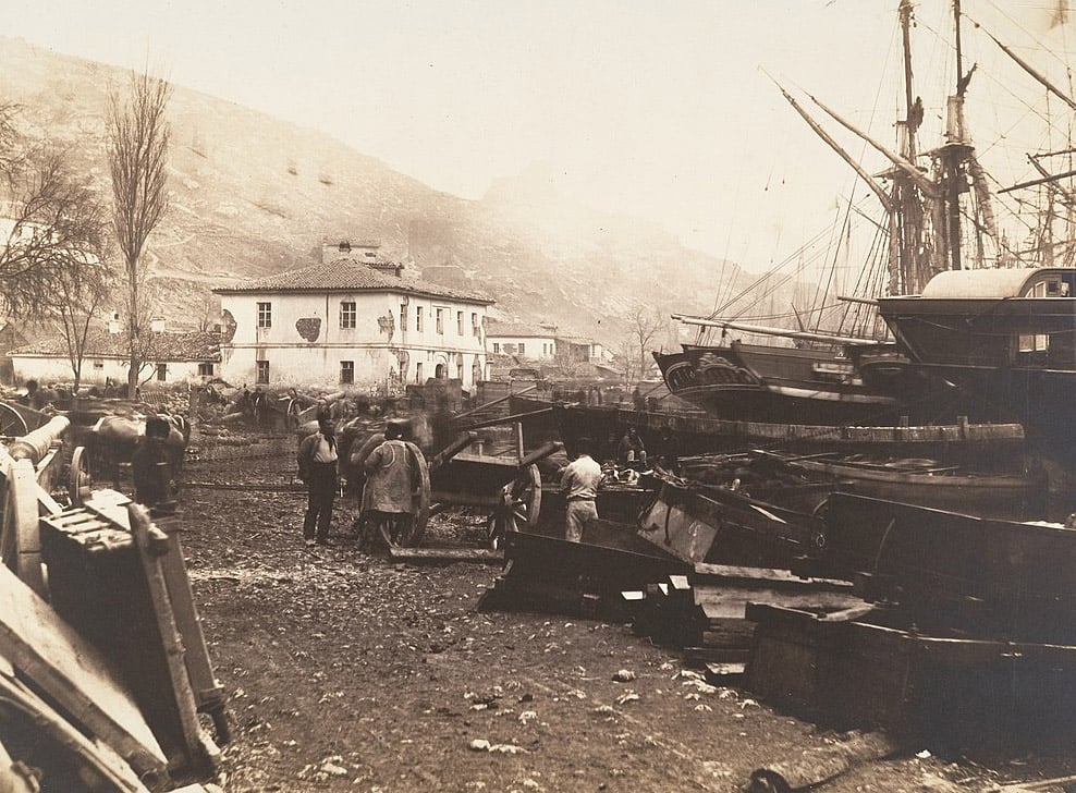 Roger Fenton'ın Hikayesi 10 1024px Landing Place Ordnance Wharf Balaklava MET DP138042