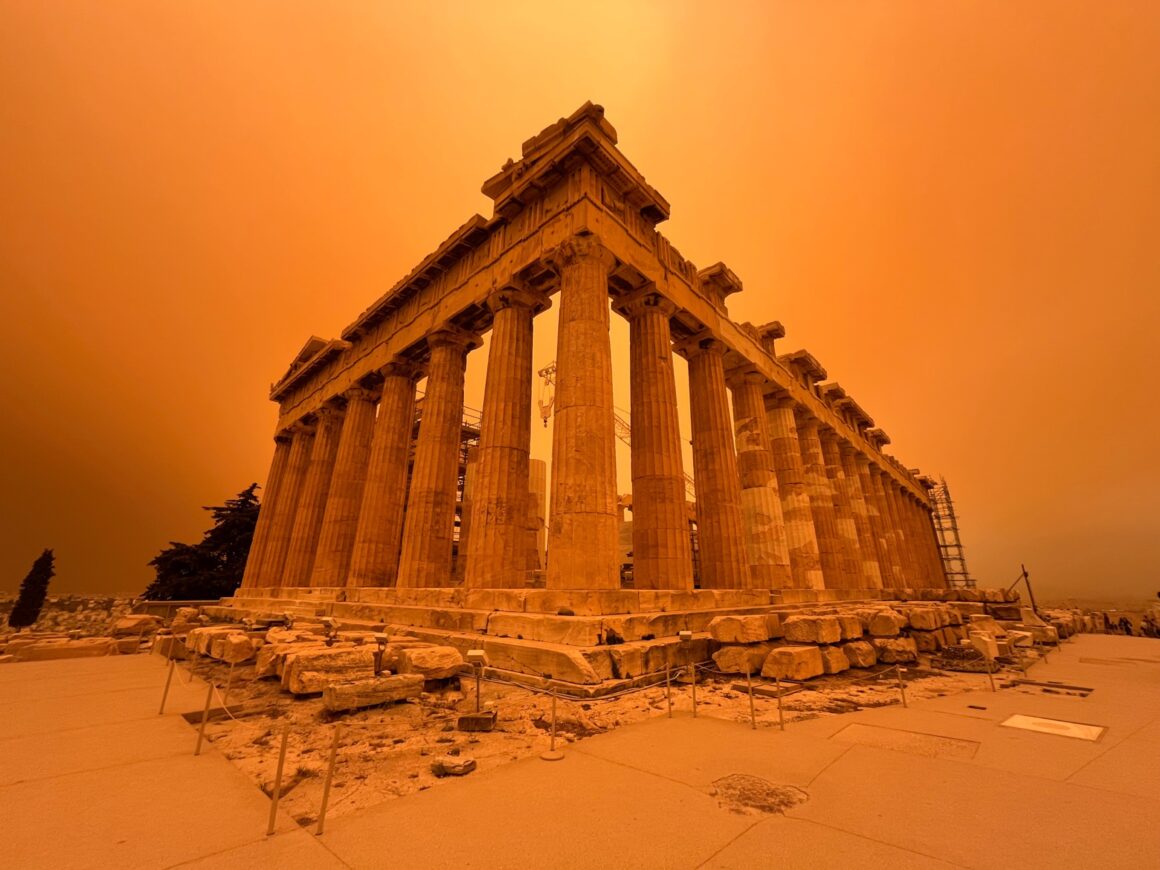 Yılın Hava Fotoğrafçısı Ödülü'nün Muhteşem Kazananları 2024 6 5. 2nd Place Smartphone African Dust over Athens Lesley Hellgeth