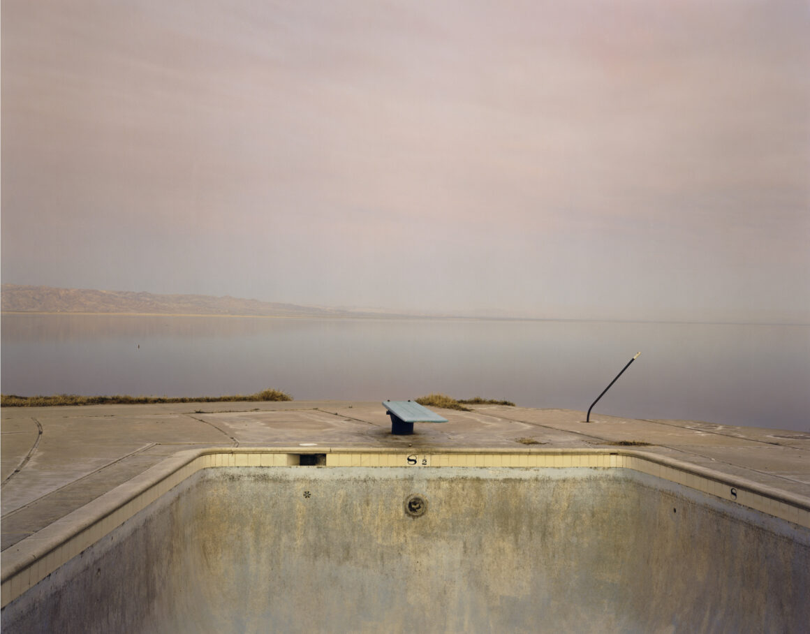 Objektifin arkasında: 2024 Uluslararası Fotoğrafçılık Onur Listesi'ne girenler 5 Diving Board Salton Sea 1983 by Richard Misrach