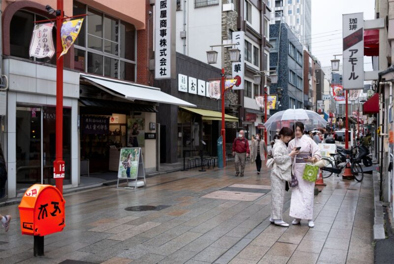 removing people in front of pole generative remove lightroom