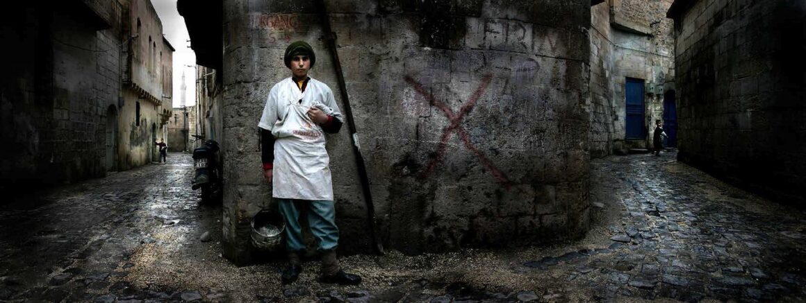 Nuri Bilge Ceylan’ın Fotoğrafları Hollanda’da 3 Nuri Bilge Ceylan Firinci CiragiBaker Boy Urfa 2004 DA NBC 079