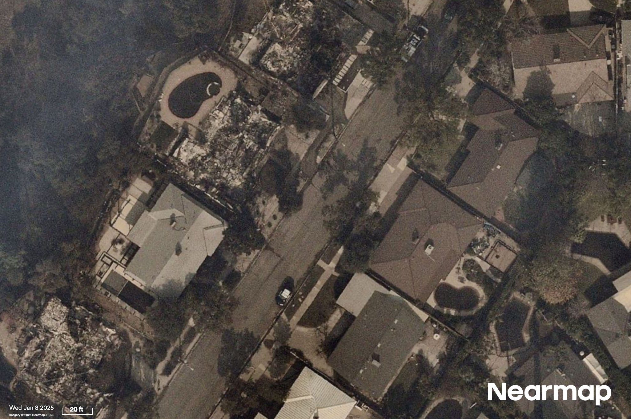 Los Angeles'taki yangının yol açtığı hasarlar 13 Jan 8 After 1475 Riviera Dr Pasadena