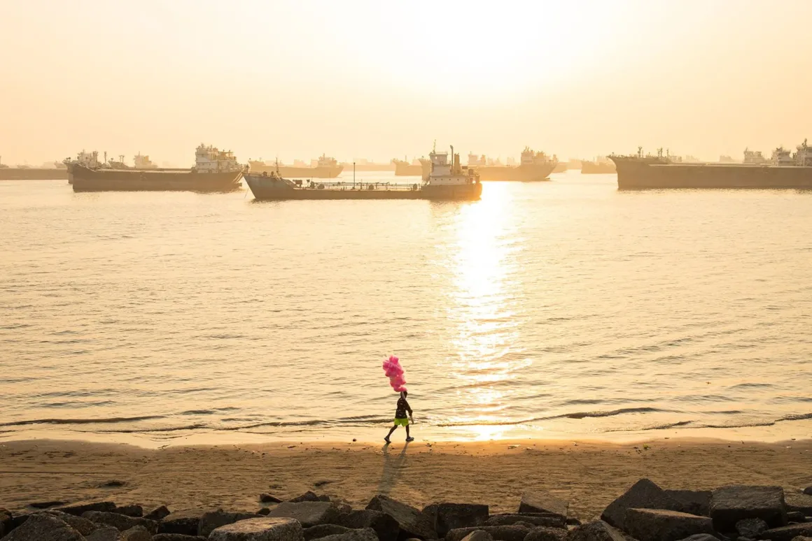 11 Kazi Mushfiq Hossain Candyfloss seller by the sea Hi Res